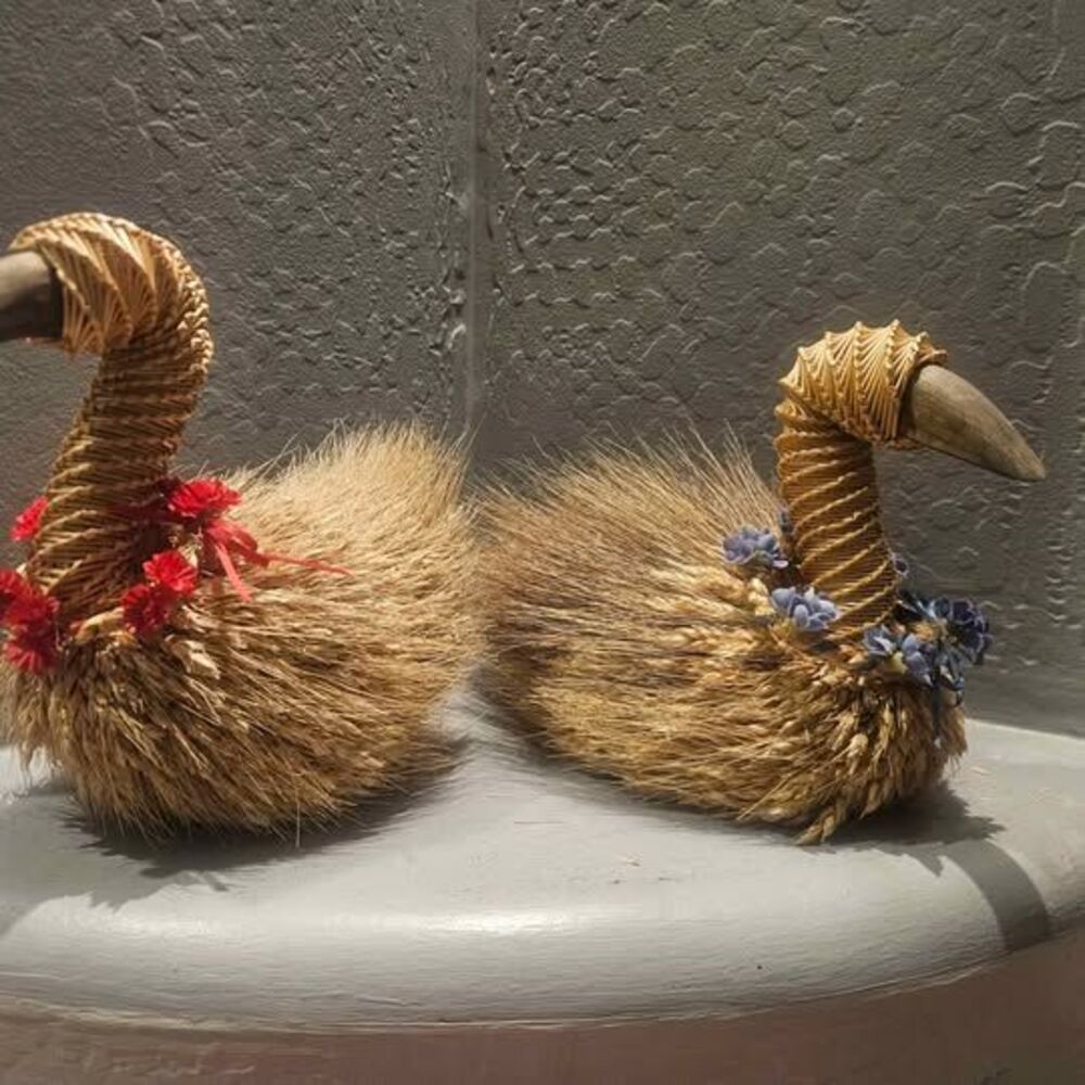 Pair of Decorative Straw Wheat Swans with Wood Beaks L